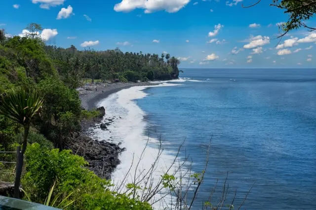 Tom Fisk / Pexels / Pexels Licence East Bali's black-sand coast and forest, blue sky