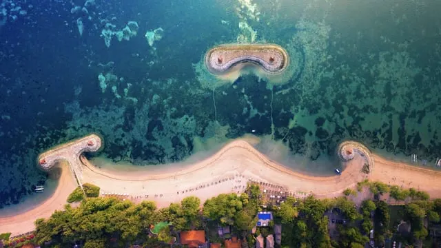 Photo: Light and Vision / Shutterstock Sanur's beach and curved breakwaters from straight above
