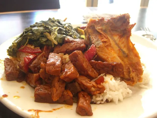 Chilli tempeh with curry and greens on rice (only 2048 px wide)