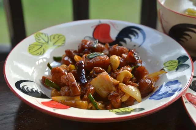 Chicken stir-fried with cashew nuts