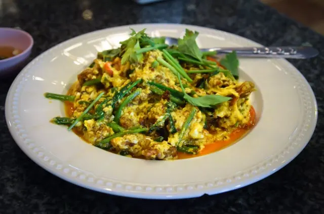 Soft-shell crab stir-fried in curry