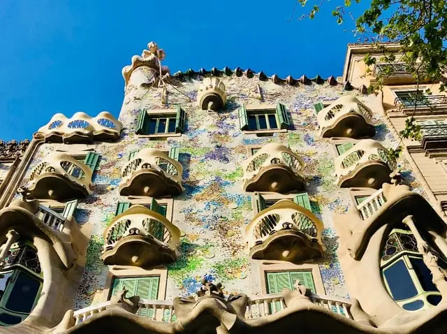 Troovz Casa Batlló's mosaic façade and bone-shaped balconies against a deep blue sky