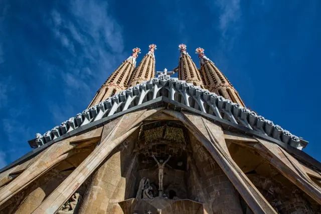 STEVE CHAI / Pexels / Pexels Licence The Sagrada Família's façade and spires against a deep blue sky