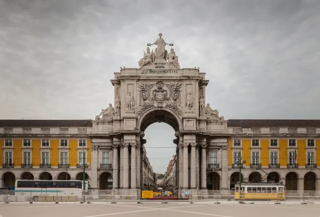 Diego Delso, CC BY-SA 3.0, via Wikimedia Commons lisbon-stop-praca-do-comercio