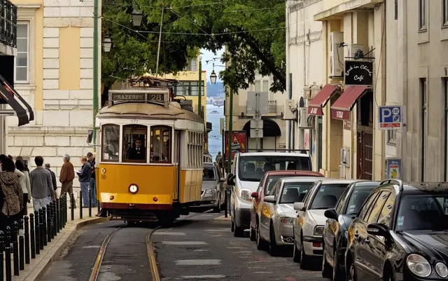 lisbon-stop-tram-28