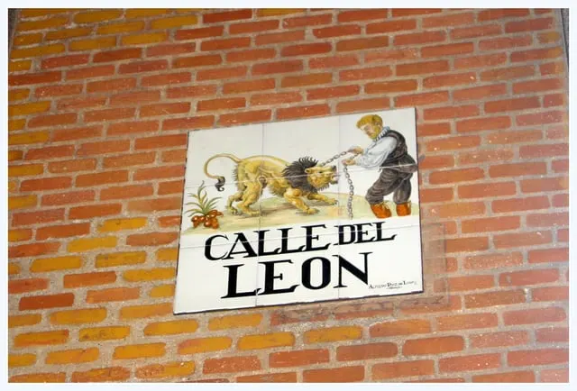 A painted tile street sign on Calle del León, Barrio de las Letras (only 1807 px wide)