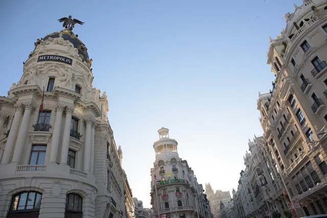 The Metrópolis and Gran Vía domes, looking up