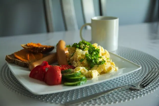 Scrambled eggs with tomato, avocado and toast